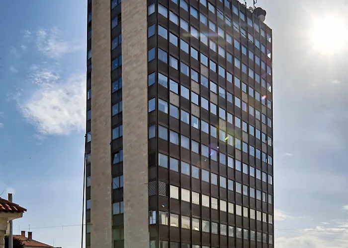 Bed & Breakfast Up There Design Split