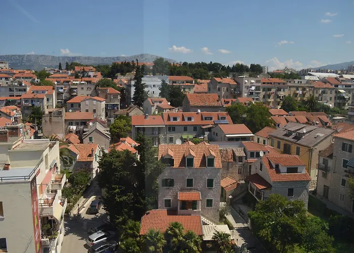 Bed & Breakfast Up There Design Split