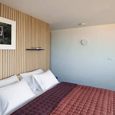 Bed and Breakfast Up There Design