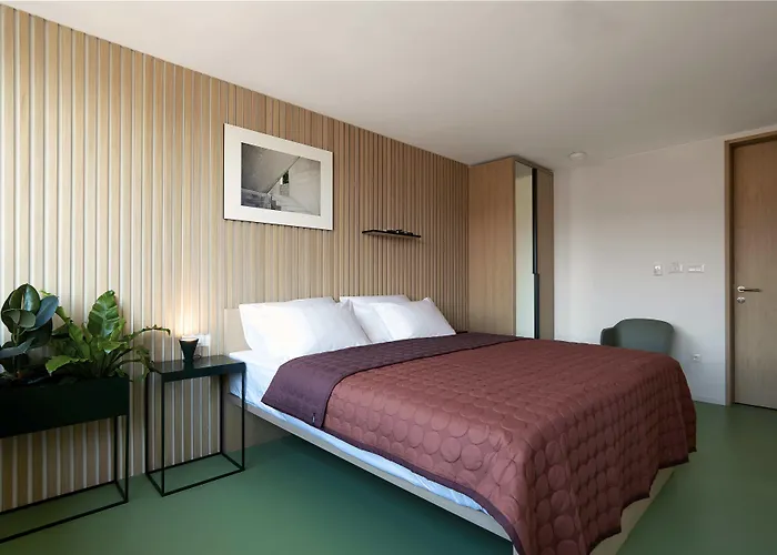 Bed & Breakfast Up There Design Split