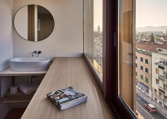 Bed & Breakfast Up There Design Split