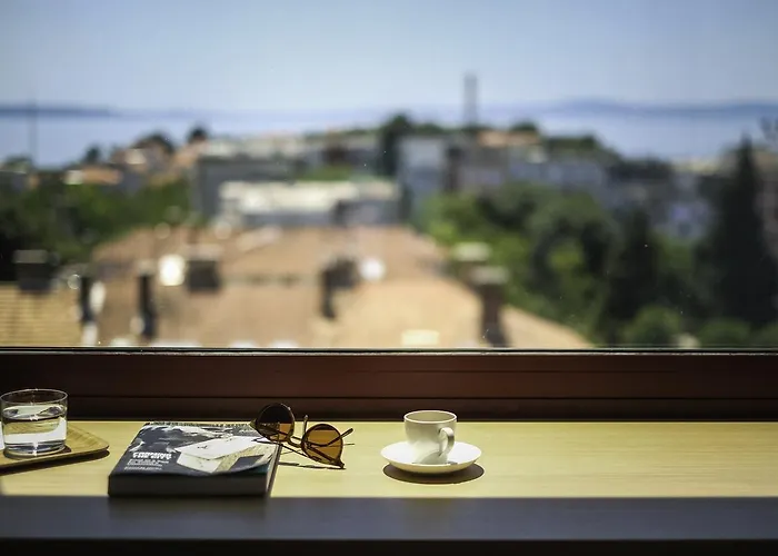 Bed & Breakfast Up There Design Split