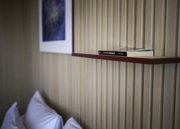 Bed & Breakfast Up There Design Split