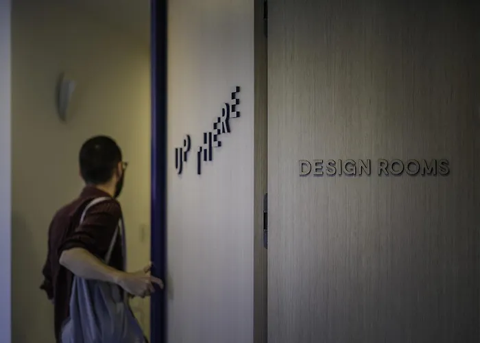 Bed & Breakfast Up There Design Split