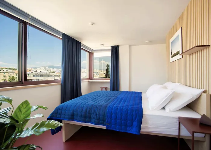 Up There Design 4* Split